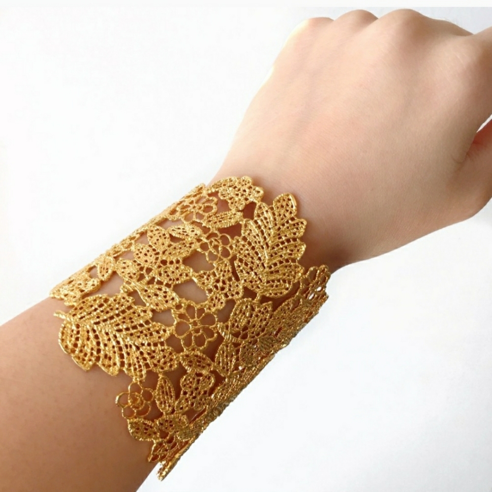Banana Republic gold floral bracelet